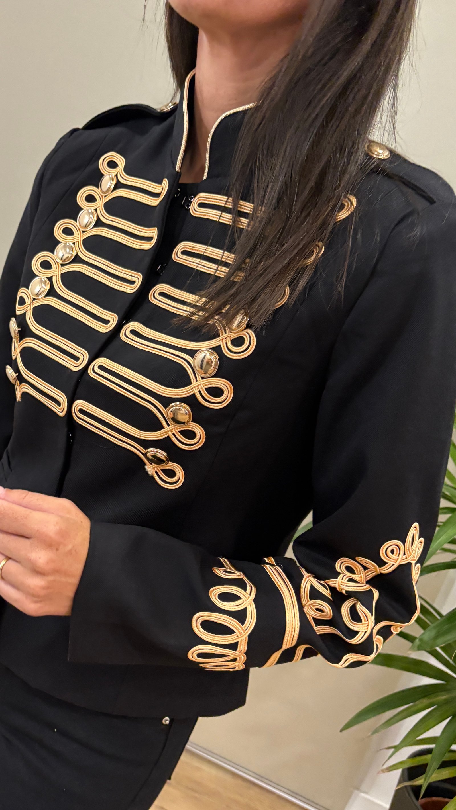 Casual | Chaqueta Olivia-negra-galones | Tu Estilo en Rosa