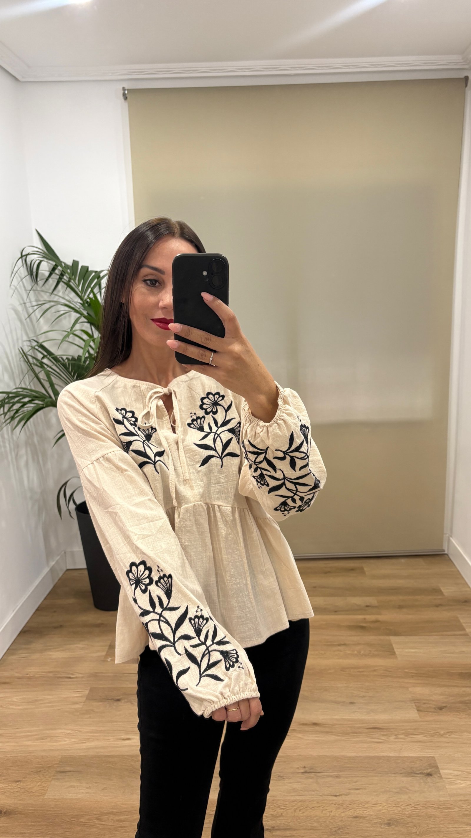 Camisa Elena-beige-bordado negro IMG_7661 | Tu Estilo en Rosa