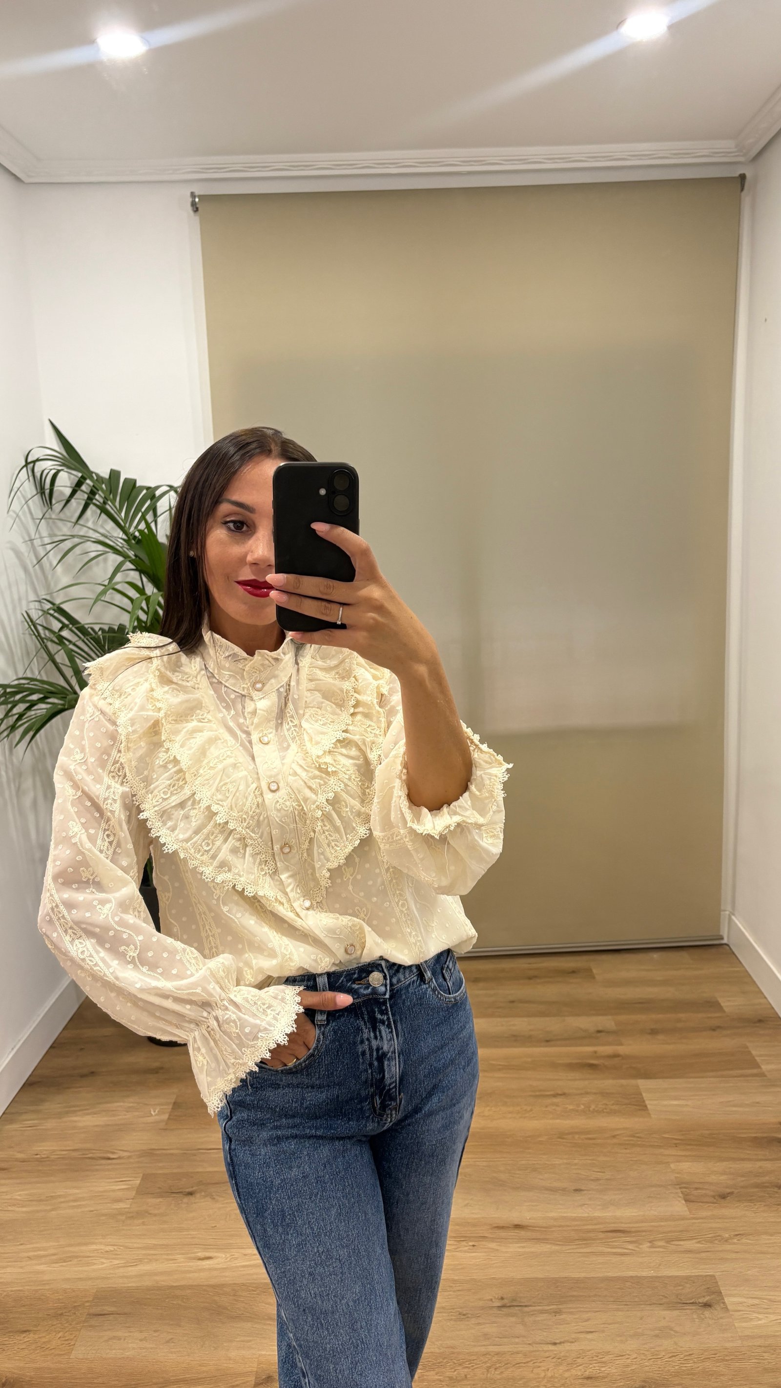 Camisas | Camisa Eli-beige-puntillas-volante | Tu Estilo en Rosa