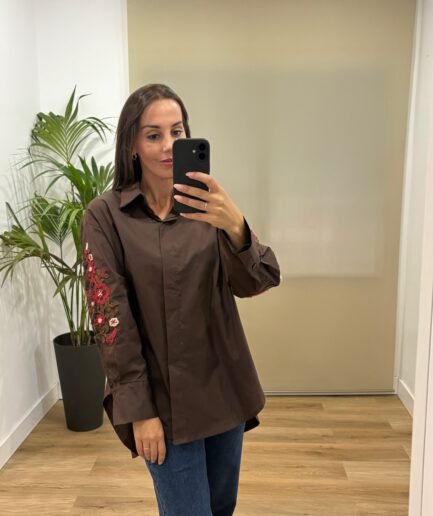 Casual | Camisa-Sara-bordada-marron | Tu Estilo en Rosa